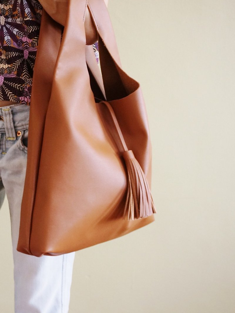 Soft Leather Hobo Bag with Tassel / Leather Tote in Light Brown - กระเป๋าถือ - หนังแท้ สีกากี