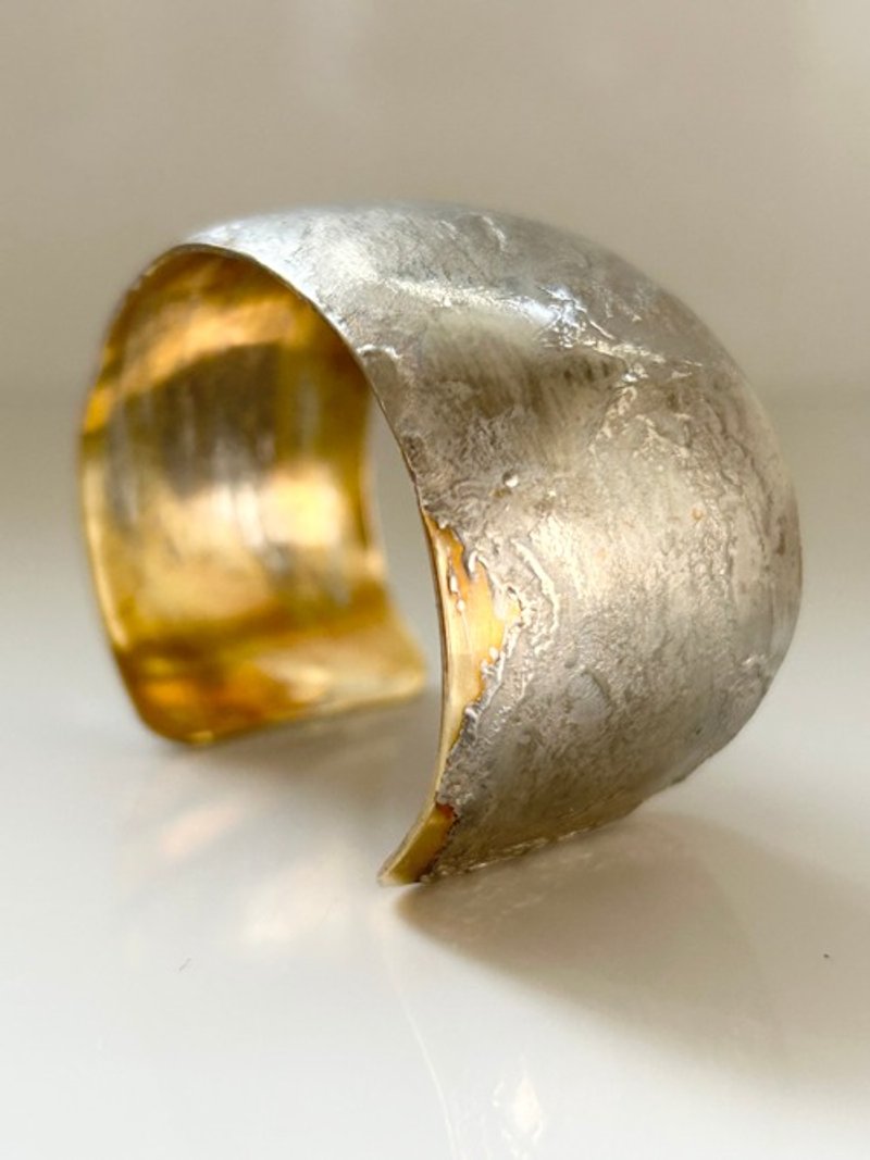 Brass bangle "Tin drawing" - สร้อยข้อมือ - โลหะ 