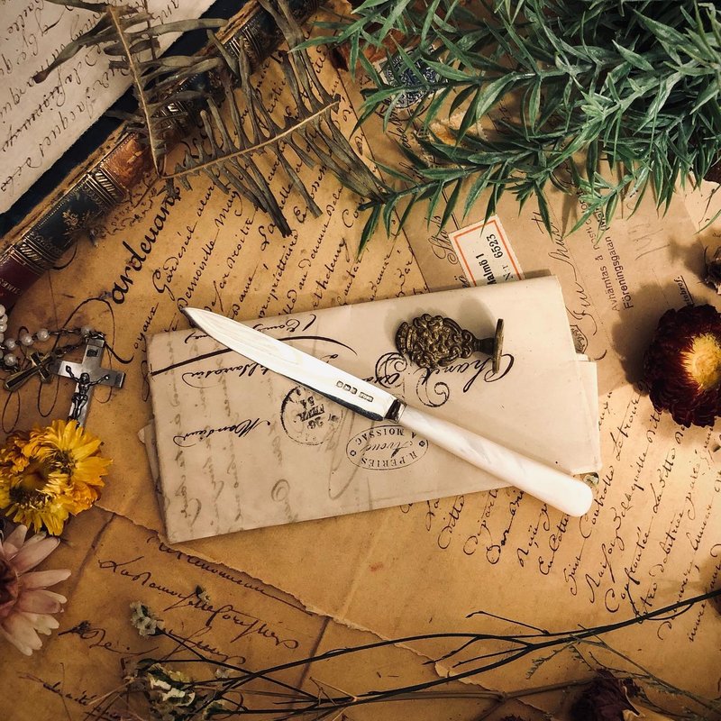 A Sheffield Mother-of-Pearl Handle Sterling Silver Letter Opener from the reign of King George V in Britain - กรรไกร - เงินแท้ สีเงิน