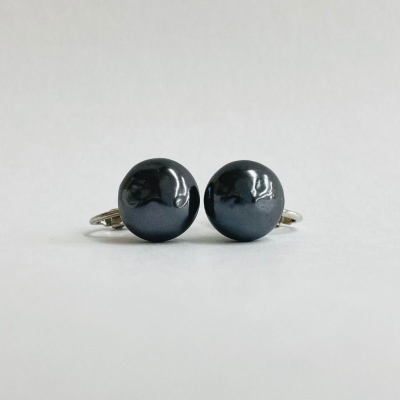 ガラスバロックパールボタンカボションイヤリング/約12.5mm/ブラックパール/made in japan - 耳環/耳夾/耳骨夾 - 玻璃 黑色