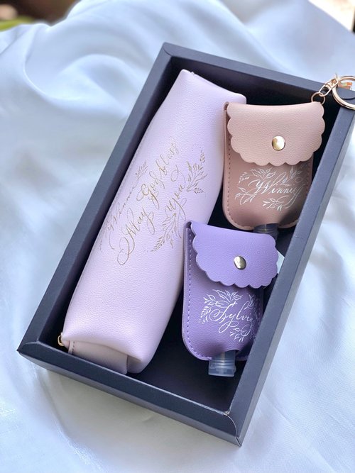 Joey.catligraphy 【客製化禮物】 防疫|禮盒組|綜合款 乾洗手搓手液套 筆袋 鏡