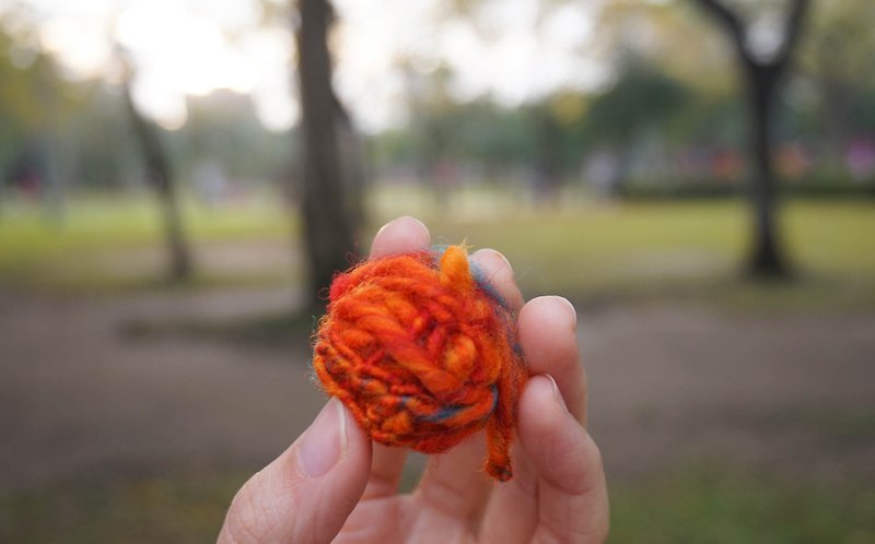 DIY手捻線球包 | 手紡線(山腰上的夕陽) - 編織/羊毛氈/布藝 - 羊毛 藍色
