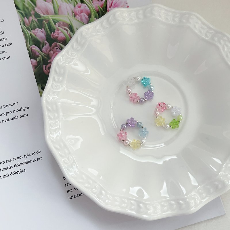 ハンドメイドの可愛いカラフルな小花ビーズリング - リング - プラスチック 多色