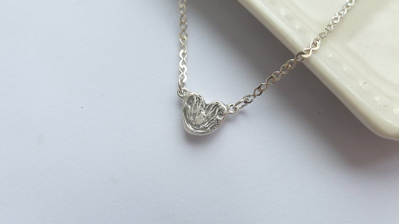Butterfly Crisp Silver Necklace - สร้อยคอ - วัสดุอื่นๆ สีเงิน