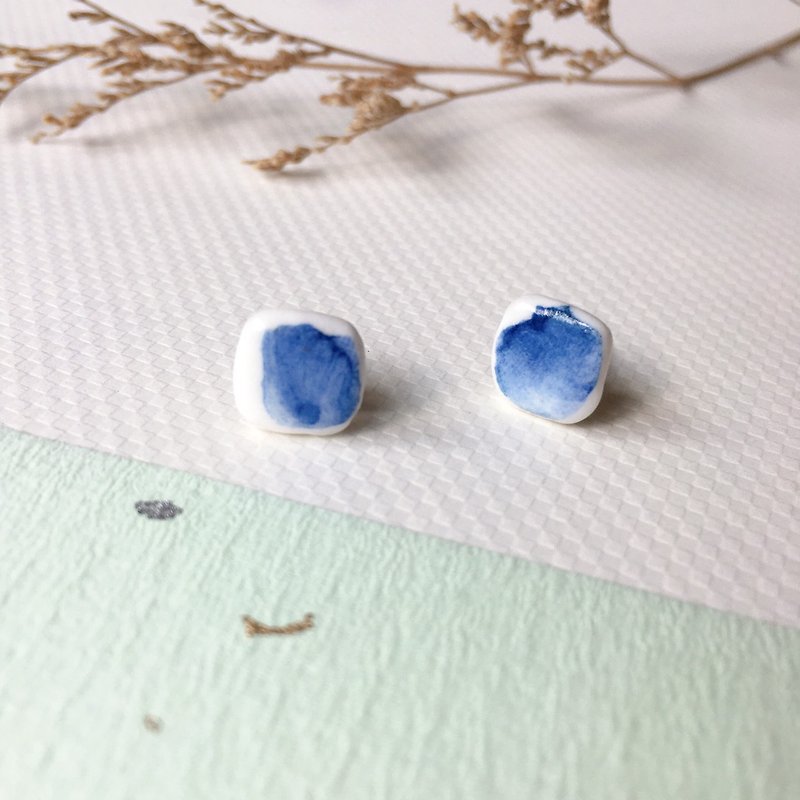 [Handmade by a potter] Handmade white porcelain indigo and random ink earrings - Earrings & Clip-ons - Porcelain Blue