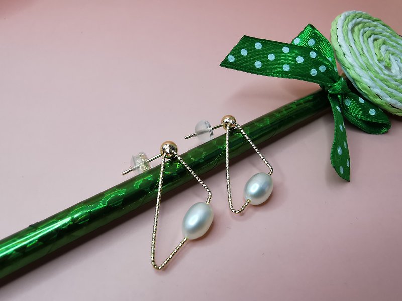Simple handmade natural pearl earrings - Earrings & Clip-ons - Pearl White