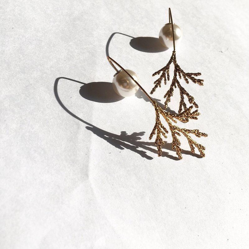 Golden Spike Earrings Pearl Acerola Gift - ต่างหู - วัสดุอื่นๆ สีทอง