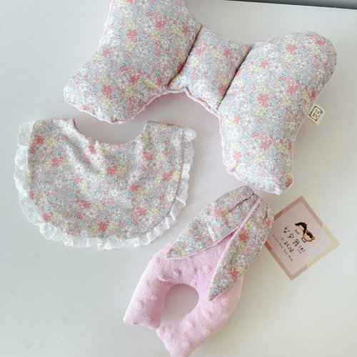 Lianne baby 梨安手工嬰兒禮物 彌月禮 新生兒見面禮 周歲禮 春暖花開 嬰兒禮物三件組 蝴蝶枕圍兜樂豆兔兔 滿月禮 彌月禮盒