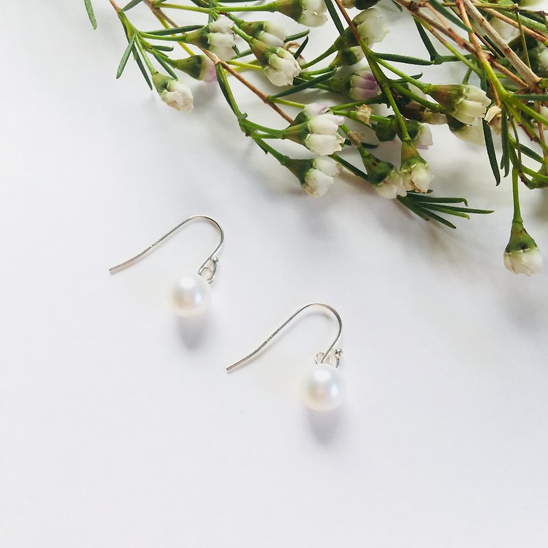 Pearl sterling silver earrings elegant moonlight electroless anti-allergy attached silver cloth, silicone earplugs - Earrings & Clip-ons - Gemstone White