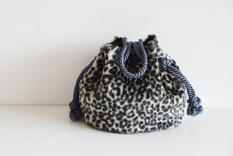 Last one Eco fur marine bag Leopard print Gray black - กระเป๋าถือ - ผ้าฝ้าย/ผ้าลินิน สีเทา