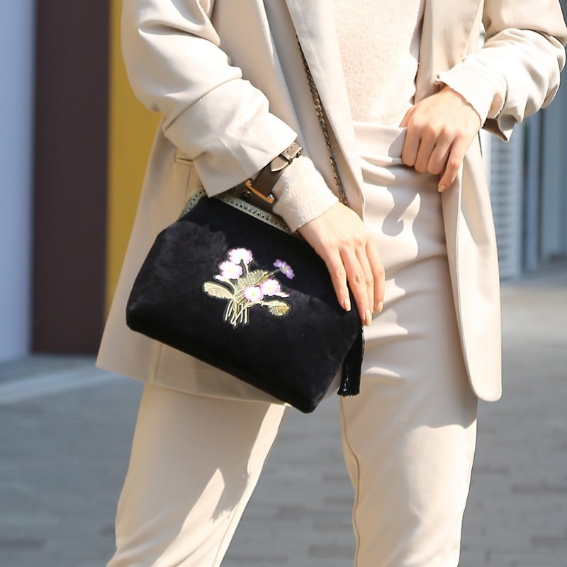 Velvet exquisite embroidery mouth gold bag handbag cheongsam bag Hand Bag - Messenger Bags & Sling Bags - Cotton & Hemp Black