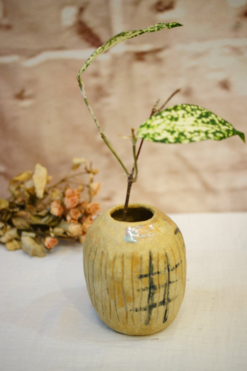 手練り陶器彫刻花瓶 H9 ティーマット花瓶 花瓶に花を入れた - 花瓶・植木鉢 - 陶器 カーキ
