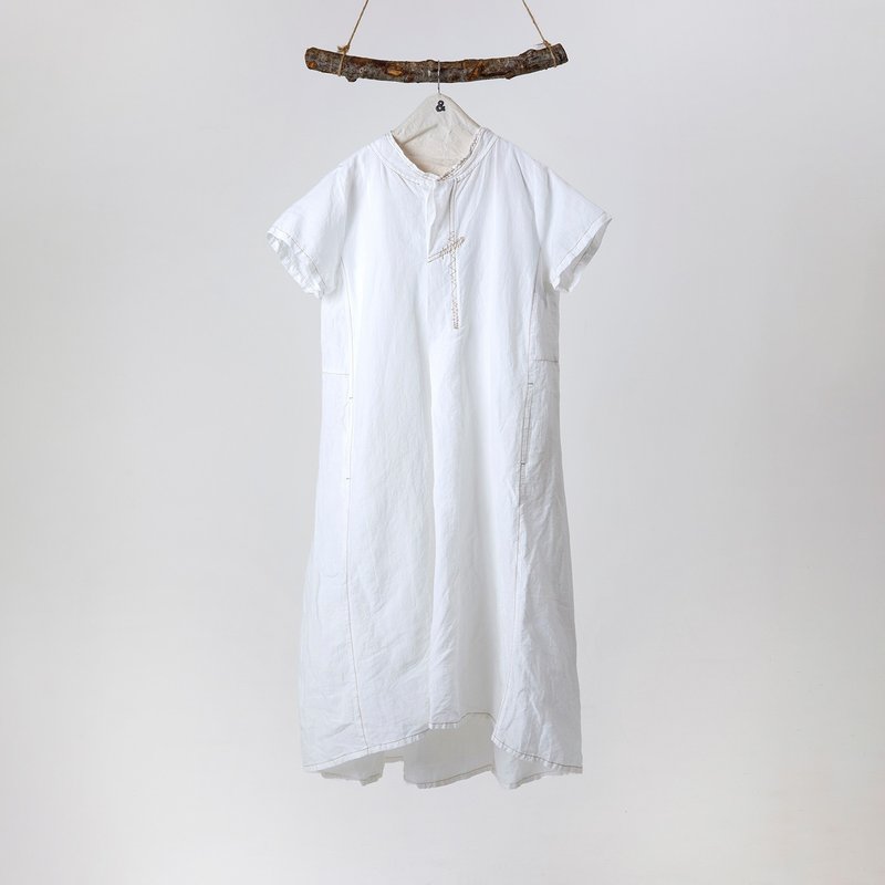 Dry Linen and linen half-front single-pleat long dress - ชุดเดรส - ผ้าฝ้าย/ผ้าลินิน ขาว