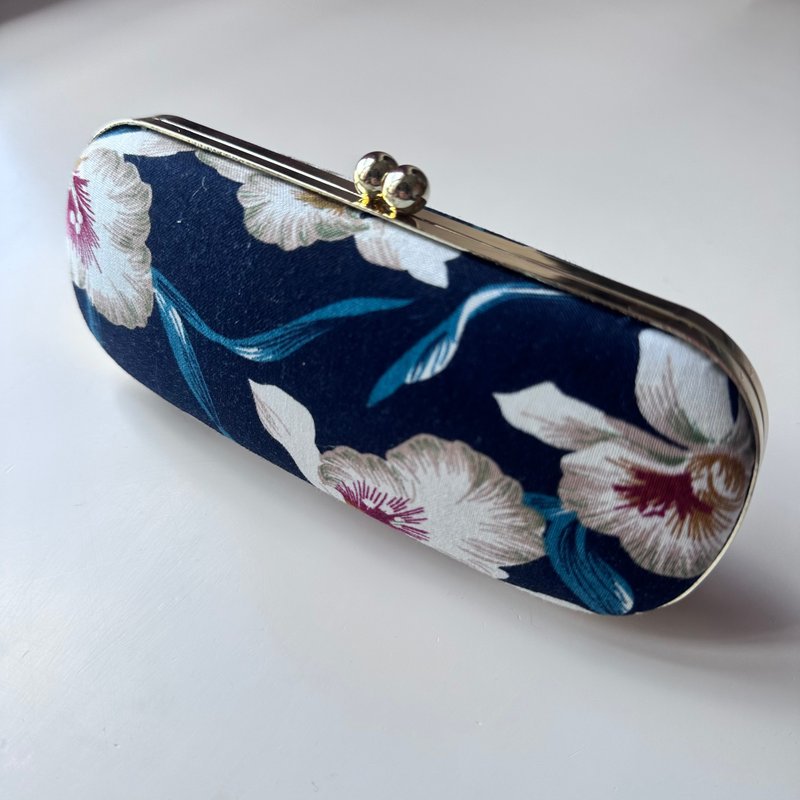 白蘭花眼鏡盒/筆盒/首飾盒 - 鉛筆盒/筆袋 - 棉．麻 藍色