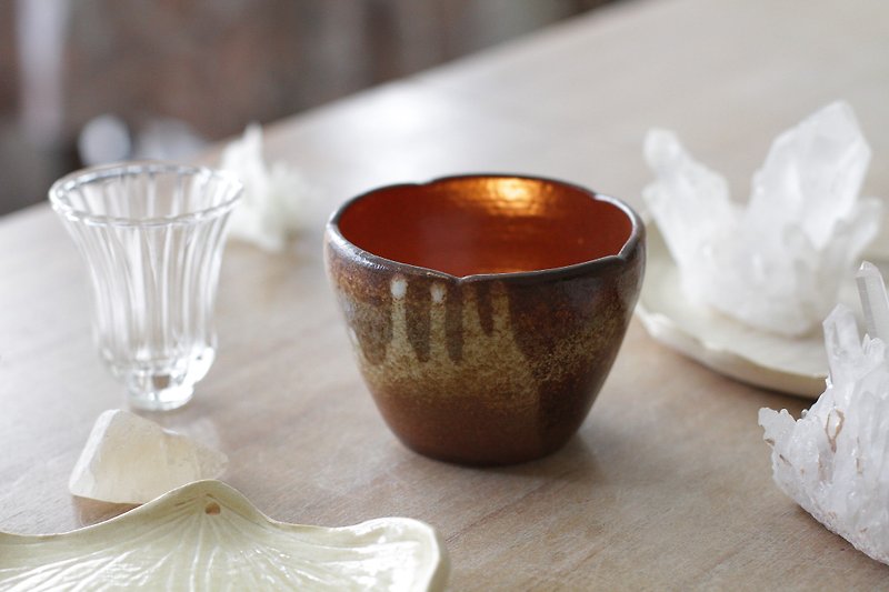 Hand-drawn dark brown petal-shaped tea cup/candle holder 1 - ถ้วย - ดินเผา สีนำ้ตาล