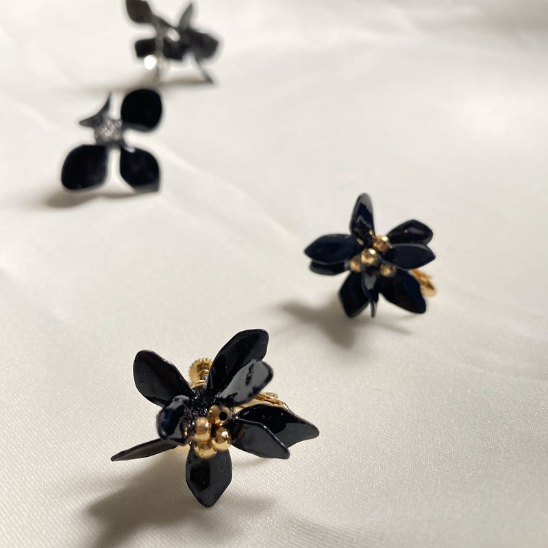 Noir Black - Black Resin Single Flower Earrings - ต่างหู - เรซิน สีดำ