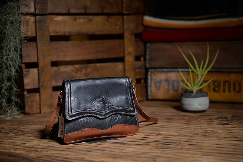 Vintage antique oblique side shoulder bag vintage bag antique - Messenger Bags & Sling Bags - Genuine Leather Black