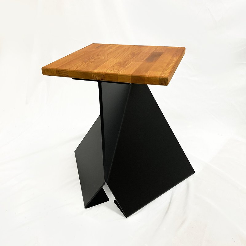 TiemuとHuohuoのテーブル、スツール、テーブルとスツールのハイブリッドコンセプトは、サイドテーブルとスツールの両方の無垢材の家具です - 机・テーブル - 金属 ブラウン