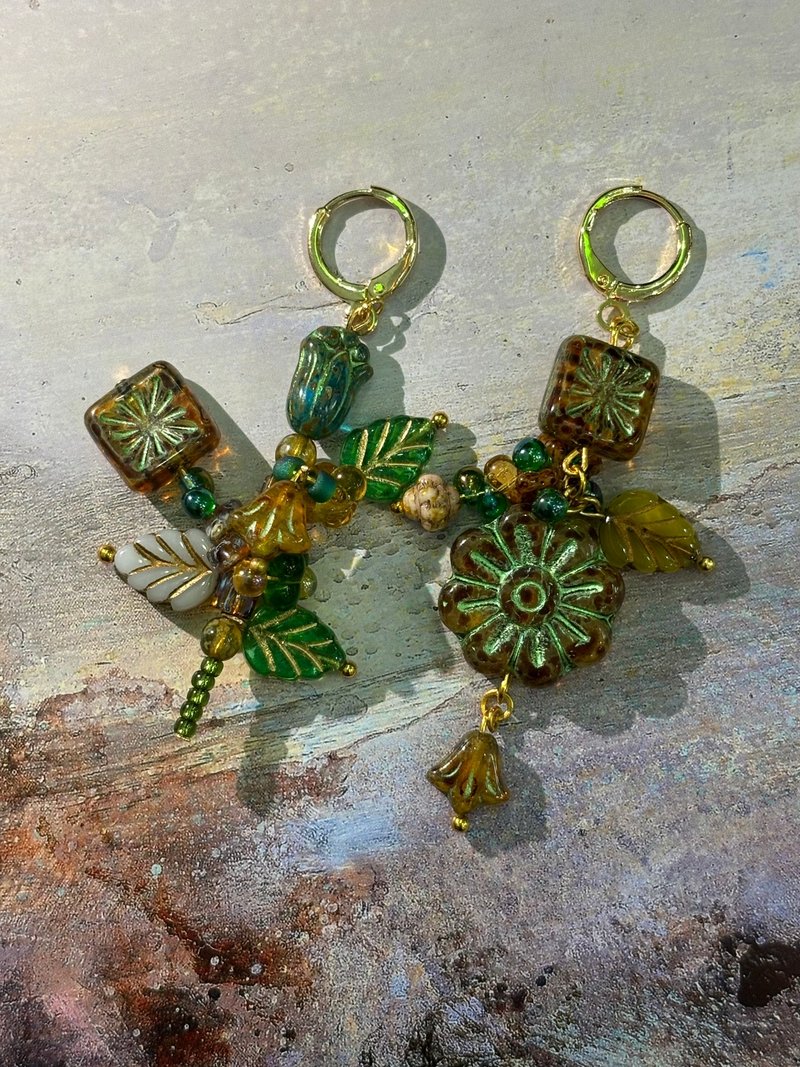 Flower earrings, beaded earrings, original design, handmade earrings, Czech bead - ต่างหู - แก้ว หลากหลายสี