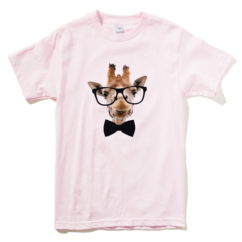 Giraffe-Bow Tie男女短袖T恤 淺粉紅色  長頸鹿 領帶 眼鏡 鬍鬚 動物 文青 藝術 設計 時髦 文字 時尚 - 女上衣/長袖上衣 - 棉．麻 粉紅色