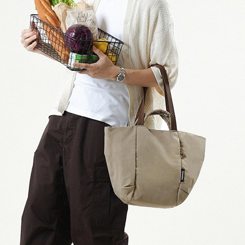 【FW25全新Wander系列】KYLIE 可調節兩用手提包L號 (沙卡其) - 側背包/斜背包 - 環保材質 卡其色