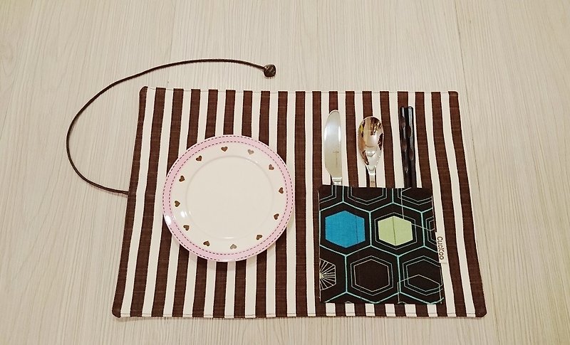 Green tableware storage bag table mat placemat picnic mat green chopsticks set striped pop style - ผ้ารองโต๊ะ/ของตกแต่ง - ผ้าฝ้าย/ผ้าลินิน สีนำ้ตาล
