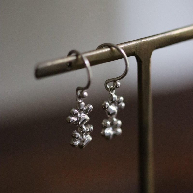 垂墜貓咪造型耳環 - 耳環/耳夾/耳骨夾 - 純銀 銀色