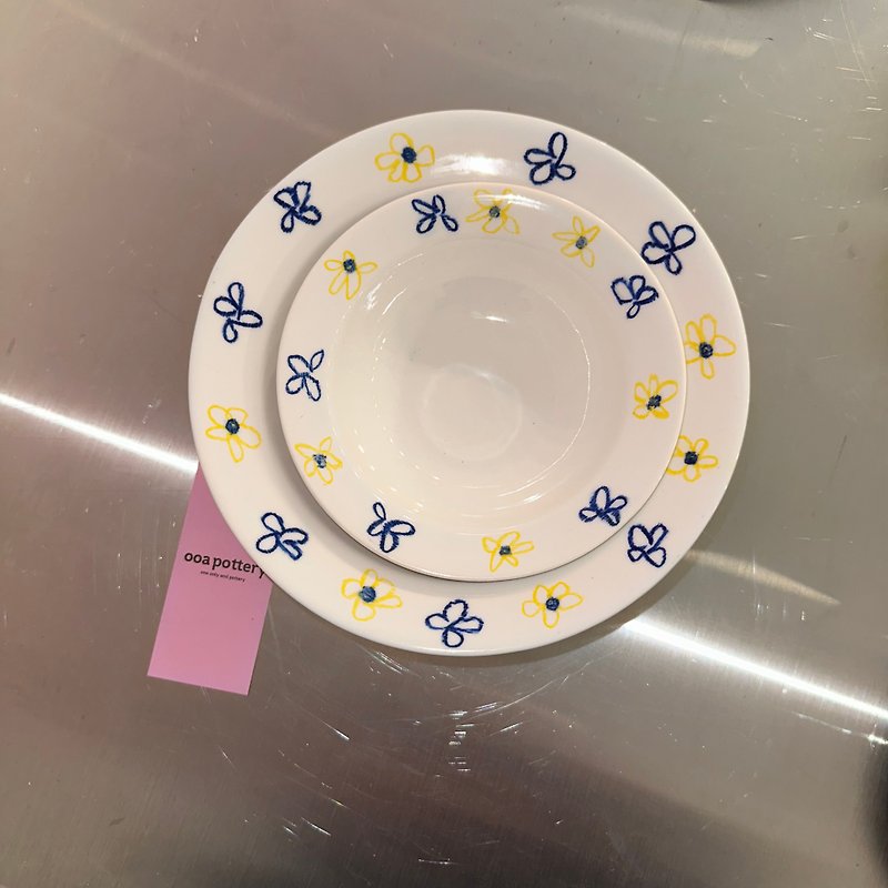 blue yellowe flower coup bowl (S size) - 花瓶/陶器 - 陶 白色