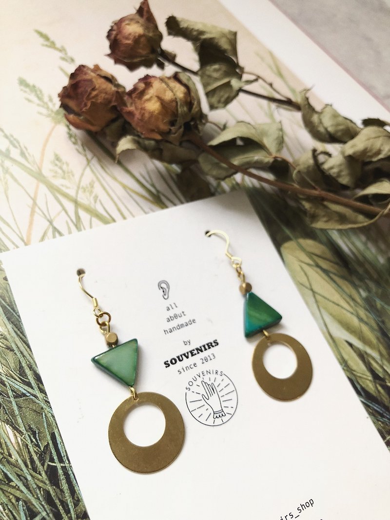 |Souvenirs|原創 祖母綠 三角形進口石 黃銅耳環 耳夾 - 耳環/耳夾 - 銅/黃銅 綠色