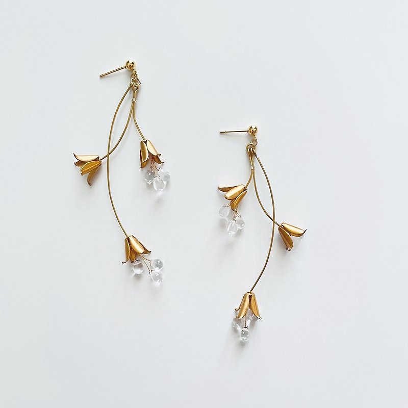 小花とクリスタルガラス ロングピアス(イヤリング) - 耳環/耳夾 - 銅/黃銅 金色