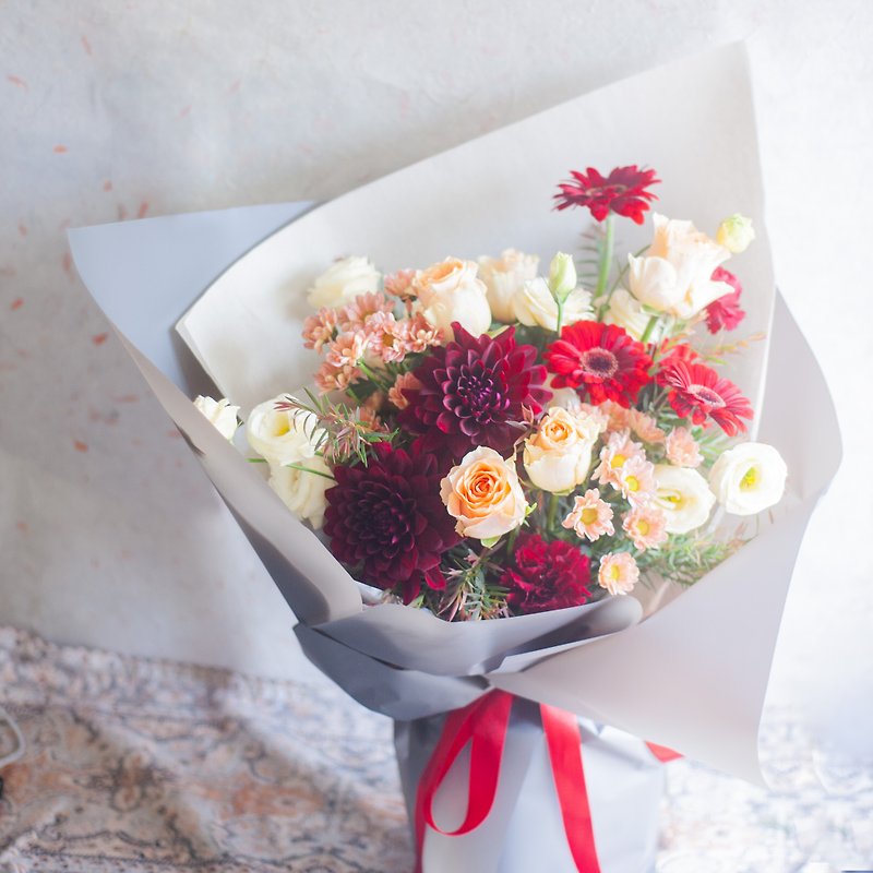 Vintage Cream Red Bouquet | Flower Bouquet | Anniversary | Birthday | Gift Giving - ช่อดอกไม้แห้ง - พืช/ดอกไม้ สีแดง