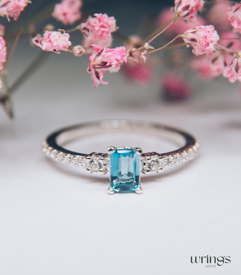 Cocktail Silver Three Stone Ring central Swiss Blue Topaz & Simulated Diamonds - แหวนทั่วไป - เงินแท้ สีน้ำเงิน