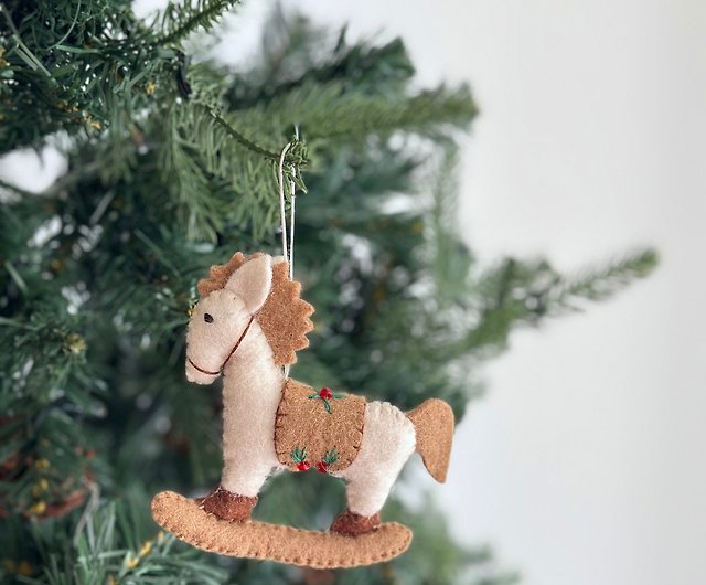 羊毛フェルトのクリスマスオーナメント 木製の馬のおもちゃ ショップ Ganapati Crafts Co. 置物 Pinkoi