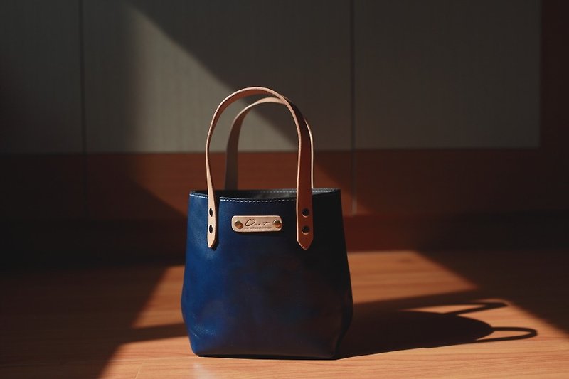 Blue vegetable tanned leather tote bag camping Picnic Tote Bag - กระเป๋าถือ - หนังแท้ สีน้ำเงิน