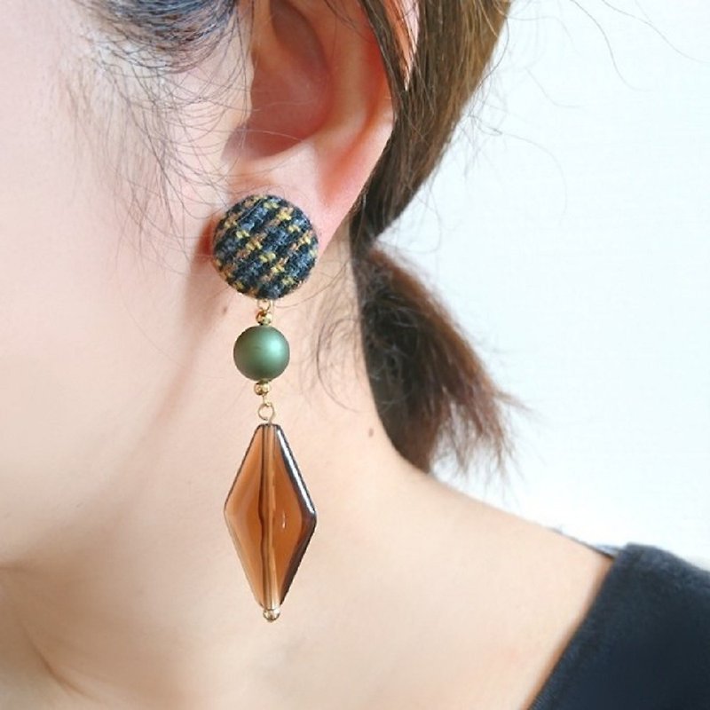 Walnut buttons and Brown bead Clip-On, earrings - ต่างหู - โลหะ สีนำ้ตาล