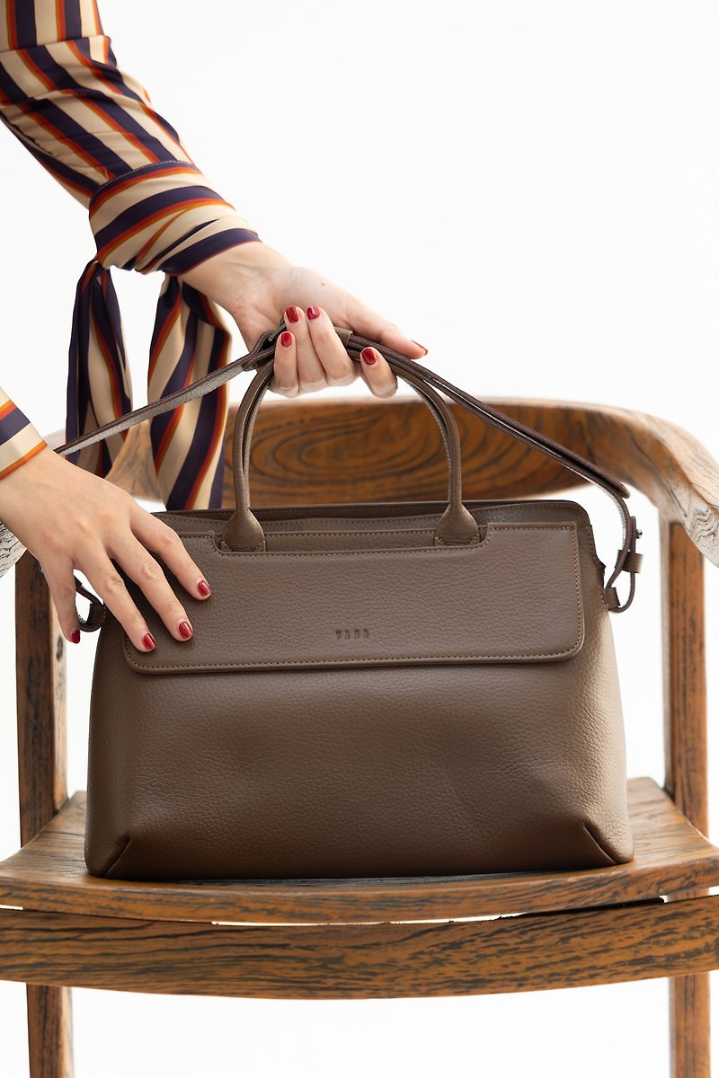 Snap Size35 : Chocolate Leather - กระเป๋าถือ - หนังแท้ สีนำ้ตาล
