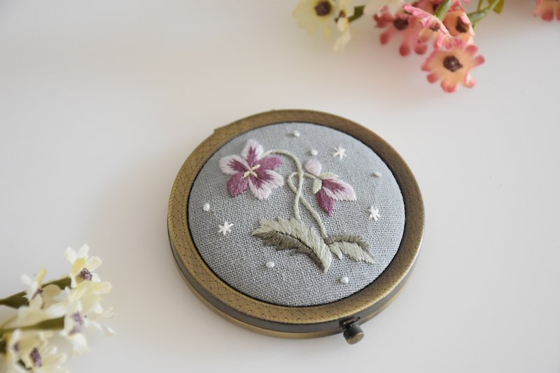 Embroidery small mirror wild chrysanthemum - Makeup Brushes - Cotton & Hemp Purple