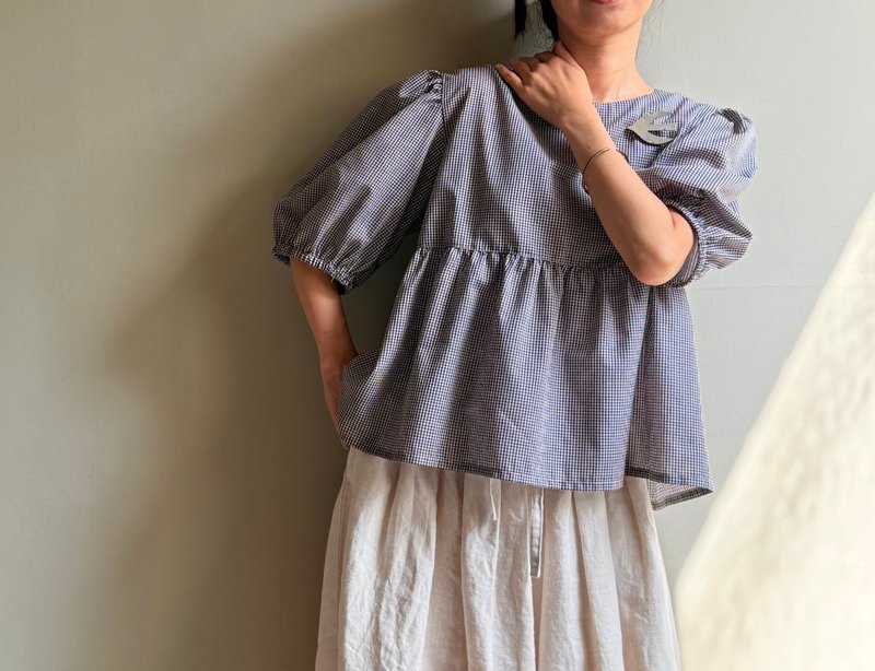 灰與黑/小格子澎澎袖圓領蛋糕款短袖上衣100%棉 - 女上衣/長袖上衣 - 棉．麻 