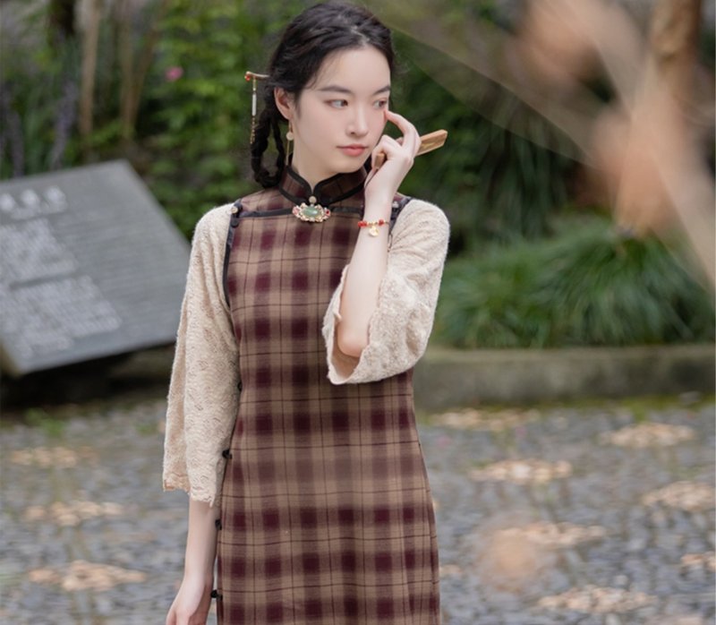 Wutongzhui Retro Style Maillard Plaid Ancient Cheongsam - กี่เพ้า - วัสดุอื่นๆ สีนำ้ตาล