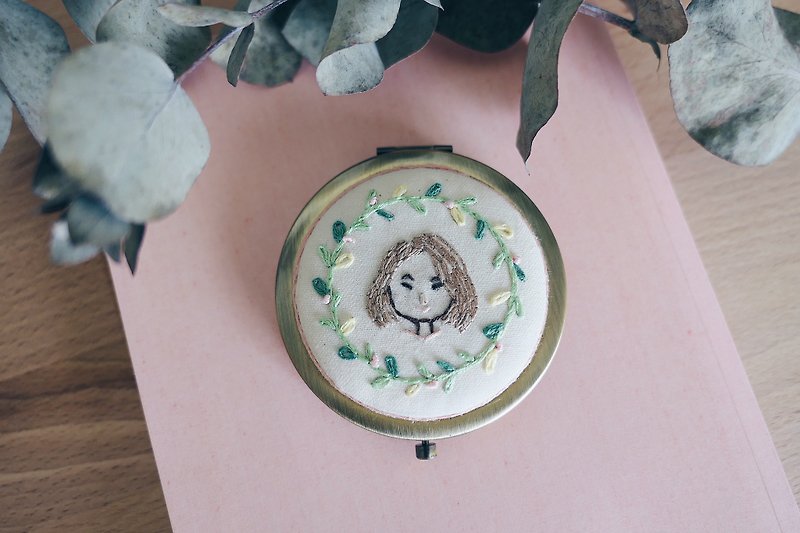 Hey It's Me | Embroidery Compact Mirror | Portrait | Valentine's Gift - メイク道具・鏡・ブラシ - 刺しゅう糸 多色