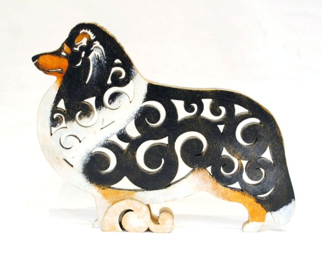 スタチュエットシェルティー、シェットランドシープドッグ犬、木で作