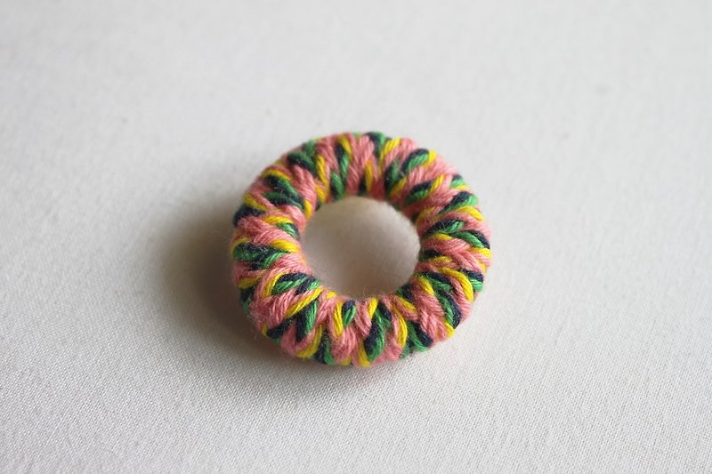 knit丸ブローチ - ブローチ - コットン・麻 ピンク