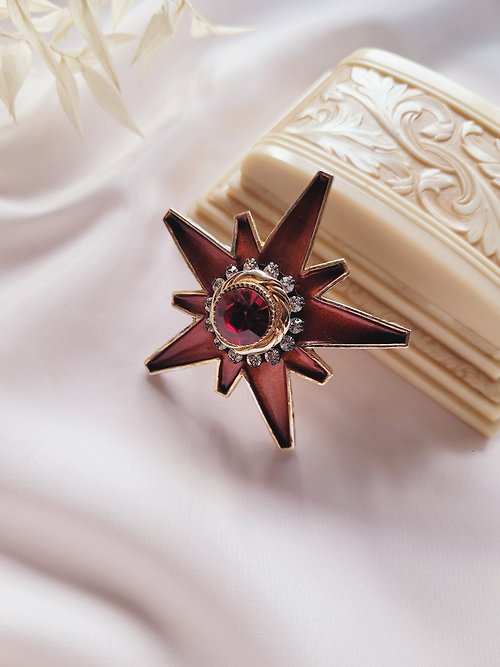 Hale黑爾典藏西洋古董 美國西洋古董飾品 / BENEDIKT NY磚紅琺瑯玻璃萊茵珠寶胸針