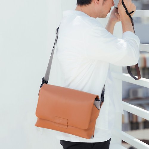 Clover Thinker Urban-Messenger Bag : Tan/Grey