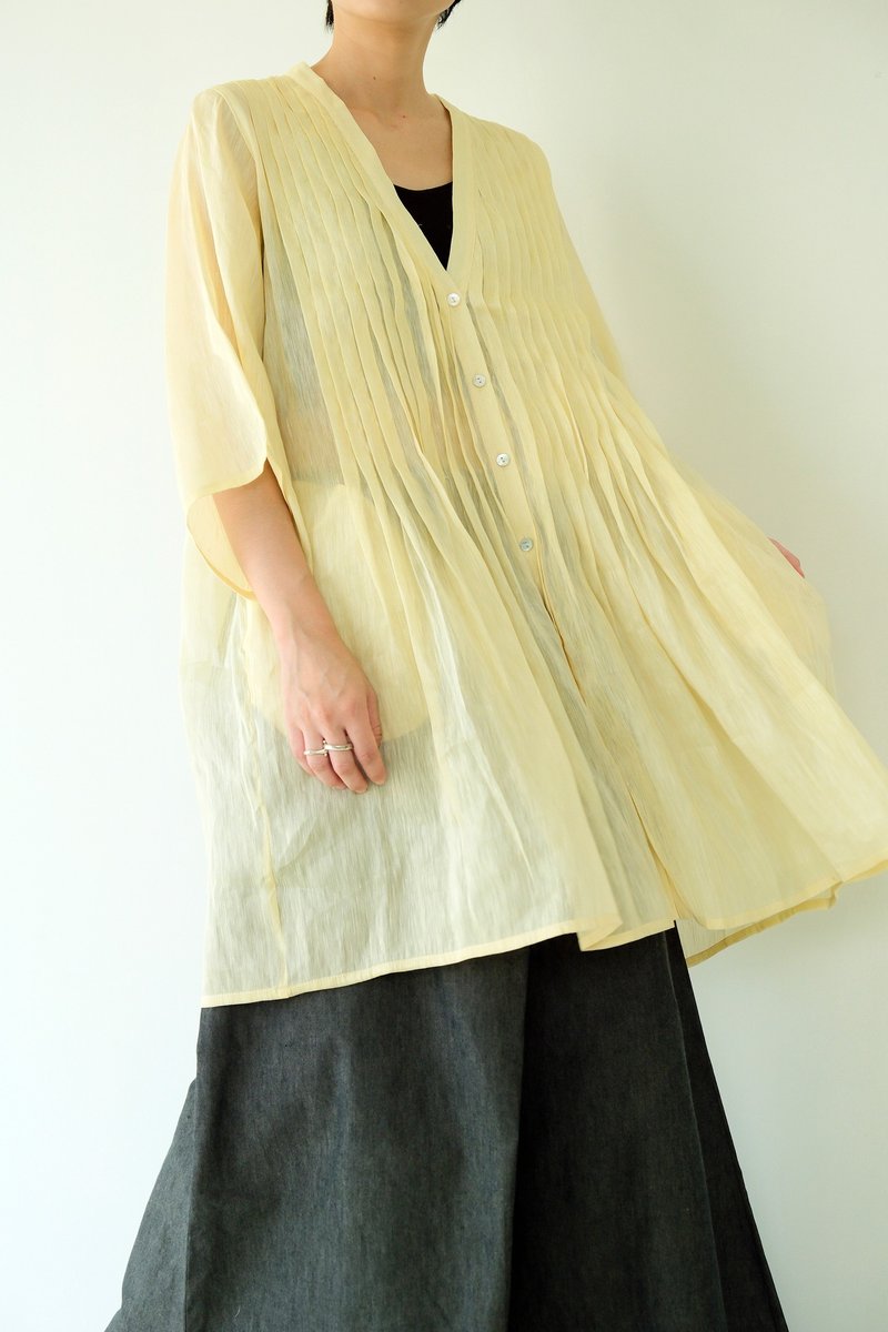 川 衣 WEAR BEING  胸前塔克V領七分袖長上衣  淡黃蠶絲 - 女上衣/長袖上衣 - 絲．絹 黃色