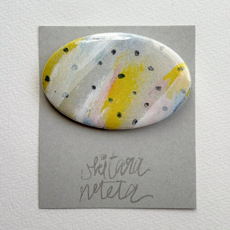 Oval tin badge, one of a kind - Brooches - Paper Yellow