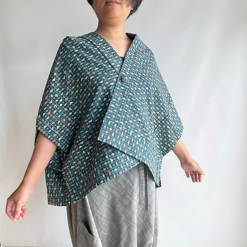 kawamura-sewing 【1点もの】さんかく羽織 ブローチ付き -浴衣地 白地に赤と緑の椿模様