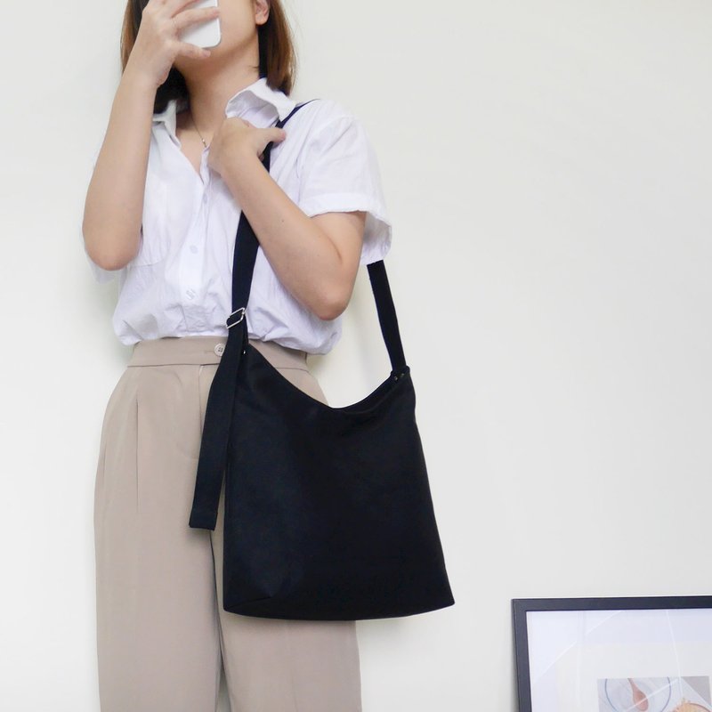 Simple canvas half moon bag - กระเป๋าถือ - ผ้าฝ้าย/ผ้าลินิน สีดำ