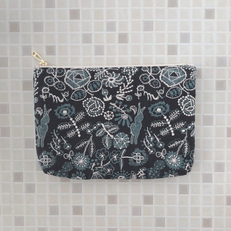 mina perhonen celebrate garden patchwork beautiful plant embroidery pouch - กระเป๋าเครื่องสำอาง - ผ้าฝ้าย/ผ้าลินิน สีน้ำเงิน