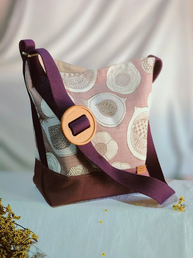 Purple and brown in Birds & Flowers printed Japanese bag adjustable strap - กระเป๋าแมสเซนเจอร์ - ผ้าฝ้าย/ผ้าลินิน สีม่วง